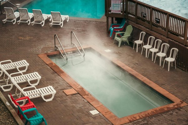 Piscines à Copeaux ou Piscines Traditionnelles : Quelle Option Est Faite Pour Vous ?
